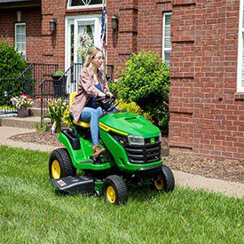 JOHN DEERE S110 RIDE ON MOWER - Image 6